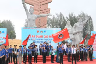 Lãnh đạo tỉnh Bến Tre phất cờ ra quân cao điểm Chiến dịch thanh niên tình nguyện hè năm 2025. (Ảnh: HOÀNG TRUNG)