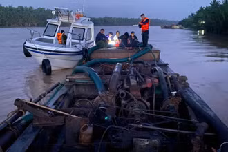 Phương tiện khai thác cát trái phép bị cơ quan Công an tạm giữ. (Ảnh: HOÀNG TRUNG)
