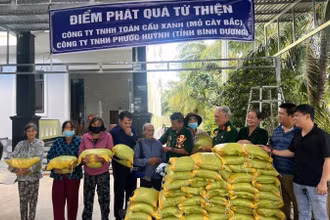 Chi hội Hỗ trợ, tri ân gia đình liệt sĩ tỉnh Bến Tre trao quà cho gia đình chính sách. (Ảnh: HOÀNG TRUNG)