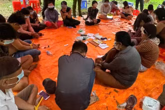 Nhóm đối tượng đánh bạc bị cơ quan Công an bắt giữ. (Ảnh: HOÀNG TRUNG)