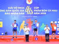 Đại diện Ban tổ chức trao cúp vô địch, hạng Nhì và hạng Ba cho các vận động viên ở nội dung đơn nam. (Ảnh: THẾ ĐẠI)