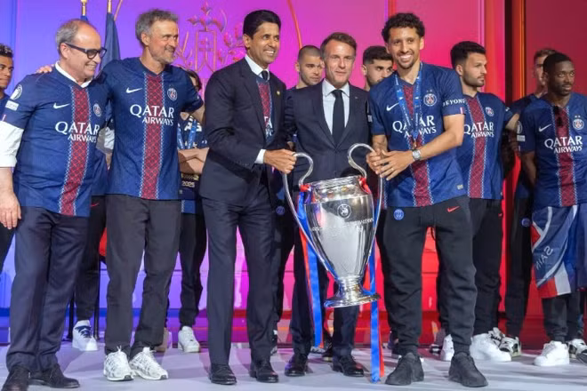 Nụ cười mãn nguyện của ban lãnh đạo PSG và Tổng thống Emmanuel Macron trong ngày đội bóng thủ đô khẳng định vị thế số 1 châu Âu. (Ảnh: Tổng hợp)