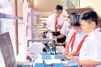 Học sinh tham quan các mô hình đoạt giải cao tại Cuộc thi sáng tạo thanh thiếu niên, nhi đồng tỉnh Vĩnh Long lần thứ nhất, năm học 2025-2026.