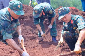 Các chiến sĩ Đội K72 cẩn trọng trong quy tập hài cốt liệt sĩ.