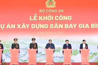Thủ tướng Phạm Minh Chính và các đồng chí lãnh đạo thực hiện nghi thức khởi công Dự án xây dựng Sân bay Gia Bình ngày 10/12/2024. (Ảnh: Báo Nhân Dân) 