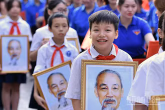 Thanh niên, thiếu nhi Thủ đô cùng với chân dung Chủ tịch Hồ Chí Minh tại Lễ chào cờ "Tôi yêu Tổ quốc tôi" năm 2025.