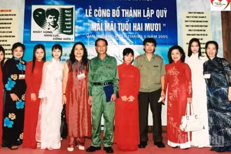 Lễ ra mắt Quỹ “Mãi mãi tuổi 20” tại Văn Miếu, ngày 16/8/2005. Nhà thơ Phạm Tiến Duật (đứng giữa); thứ 4 và thứ 3 (từ phải qua) là Nhà văn Đặng Vương Hưng và bà Trần Hồng Dung.