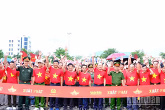 Các đồng chí lãnh đạo tỉnh Hà Tĩnh cùng tham gia Chương trình “Cùng Việt Nam tiến bước” với đông đảo các tầng lớp nhân dân tại Quảng trường Thành Sen.