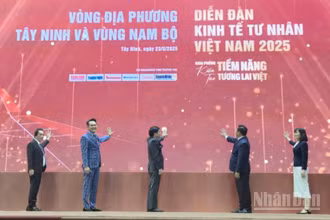 Lãnh đạo Tỉnh ủy Long An và Hội Doanh nghiệp trẻ Việt Nam và các đại biểu ấn nút khai mạc diễn đàn. 