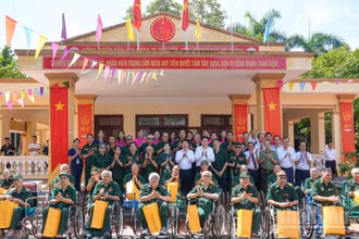 Chủ tịch nước Lương Cường tặng quà các thương binh tại Trung tâm điều dưỡng thương binh Duy Tiên nhân dịp 27/7