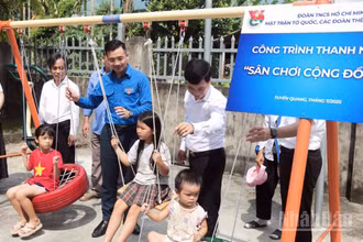 Đoàn đại biểu cùng đại diện chính quyền địa phương khánh thành công trình thanh niên "Sân chơi cộng đồng" trong khuôn khổ Hành trình.