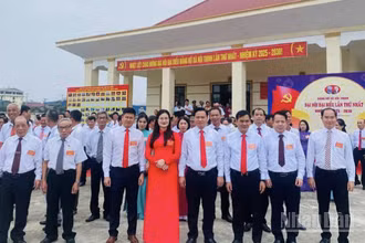 Các đại biểu phấn khởi tham dự Đại hội Đảng bộ xã Hội Thịnh.