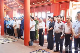 Lãnh đạo và nhân dân xã Cam Lộ tham dự Lễ kỷ niệm 140 năm ngày vua Hàm Nghi ban Chiếu Cần Vương. 