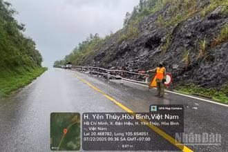 Lực lượng chức năng thuộc Sở Xây dựng tỉnh Hòa Bình túc trực hướng dẫn, cảnh báo các phương tiện đi qua đoạn đường trơn và có nguy cơ sạt lở cao.