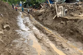 Một đoạn đường địa phận xã Kỳ Sơn ((Nghệ An) bị đứt nền mặt đường.