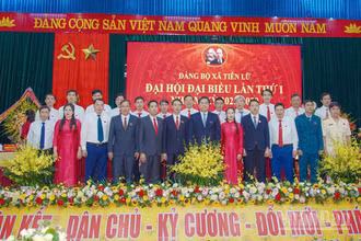 Chủ tịch Ủy ban nhân dân tỉnh Trần Duy Đông với Ban Chấp hành Đảng bộ xã Tiên Lữ.
