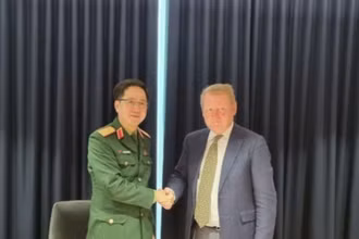 Cục trưởng Phạm Mạnh Thắng và ông Bernard Philip trao tặng quà lưu niệm.