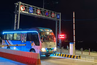 Xe đi qua trạm Hàm Nghi-Vũng Áng đúng 20 giờ ngày 15/7 khi hệ thống thu phí điện tử không dừng (ETC) tại 5 dự án thành phần cao tốc bắc-nam phía đông chính thức đi vào hoạt động.