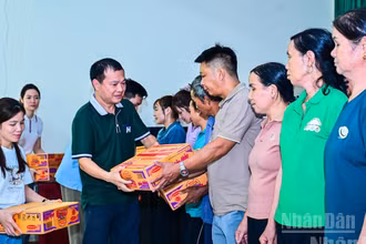 Công đoàn Báo Nhân Dân trao quà cho các hộ gia đình bị thiệt hại do thiên tai.