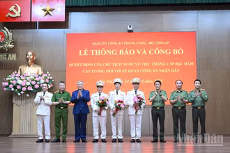 Phó Thủ tướng Thường trực Nguyễn Hòa Bình và Bộ trưởng Lương Tam Quang cùng các đồng chí Thứ trưởng Bộ Công an chúc mừng 3 đồng chí Thứ trưởng Bộ Công an: Thứ trưởng Lê Tấn Tới, Thứ trưởng Lê Văn Tuyến và Thứ trưởng Nguyễn Văn Long được Chủ tịch nước trao Quyết định thăng cấp bậc hàm từ Trung tướng lên Thượng tướng.