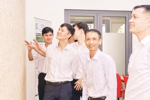 Giảng viên và sinh viên Trường đại học Giao thông vận tải Thành phố Hồ Chí Minh bên bức tường bê-tông gai dầu.