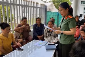 Chi hội Phụ nữ Công an phường Láng Tròn, tỉnh Cà Mau, tuyên truyền, nâng cao nhận thức cộng đồng về tác hại của bạo lực gia đình, bạo hành trẻ em. (Ảnh: THÚY QUỲNH)