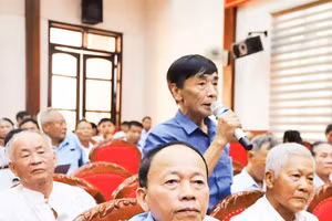 Người dân xã Cẩm Xuyên góp ý phương án sắp xếp thôn, tổ dân phố trên địa bàn.