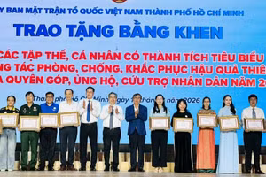 Đại diện Saigon Co.op (thứ 4, từ phải sang) vinh dự nhận bằng khen của Chủ tịch Ủy ban nhân dân Thành phố Hồ Chí Minh. (Ảnh: Saigon Co.op)