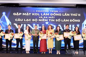 Đại tá Huỳnh Ngọc Liêm, Phó Giám đốc Công an tỉnh Lâm Đồng trao giấy khen tặng các KOL có đóng góp cho phong trào toàn dân bảo vệ an ninh Tổ quốc tại địa phương.