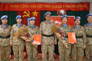 Trung tá, bác sĩ Trần Đức Tài (người đứng giữa), Bí thư Đảng ủy, Giám đốc Bệnh viện dã chiến cấp 2 số 7 và các đồng chí đảng viên Khoa Khám bệnh chúc mừng 2 đảng viên mới. (Ảnh: TIẾN PHÚC)