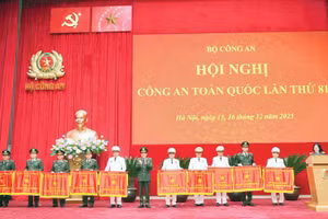 Công an Thành phố Hà Nội nhận Cờ thi đua của Chính phủ năm 2025 tại Hội nghị Công an toàn quốc lần thứ 81.