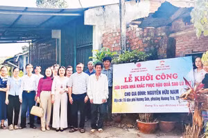 Mặt trận phường Hương Trà tổ chức lễ khởi công sửa chữa nhà cho gia đình ông Nguyễn Hữu Nam.