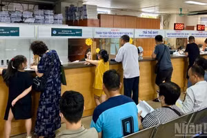 Người dân đăng ký khám, chữa bệnh tại Bệnh viện. (Ảnh: ĐỖ THOA)