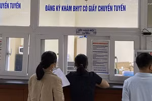 Người dân đăng ký khám, chữa bệnh bằng thẻ bảo hiểm y tế tại bệnh viện. (Ảnh: ĐT)
