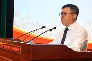 Đồng chí Lê Quốc Minh, Ủy viên Trung ương Đảng, Tổng Biên tập Báo Nhân Dân, Phó Trưởng Ban Tuyên giáo và Dân vận Trung ương, Chủ tịch Hội Nhà báo Việt Nam phát biểu ý kiến tại hội thảo.