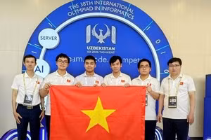 Từ trái sang phải: Thầy Đỗ Phan Thuận, Trưởng đoàn; Nguyễn Khánh Phúc; Nguyễn Bùi Đức Dũng; Đặng Huy Hậu; Nguyễn Hữu Tuấn; thầy Đỗ Đức Đông, Phó Trưởng đoàn