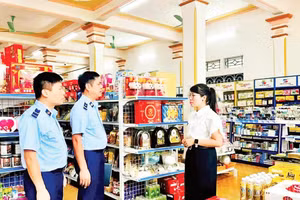 Lực lượng Quản lý thị trường kiểm tra các cơ sở kinh doanh trên địa bàn (Ảnh VIẾT VINH)