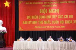 Đồng chí Trần Cẩm Tú, Ủy viên Bộ Chính trị, Thường trực Ban Bí thư, đại biểu Quốc hội khóa XVI đơn vị thành phố Đà Nẵng dự hội nghị tiếp xúc cử tri .