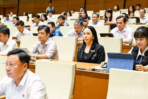Quốc hội làm việc tại hội trường thông qua dự thảo Luật sửa đổi, bổ sung một số điều của Luật Trách nhiệm bồi thường của Nhà nước. (Ảnh: DUY LINH)
