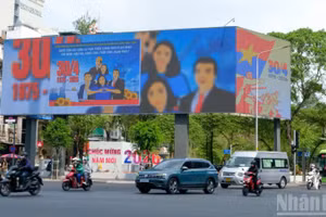 Thành phố Hồ Chí Minh rực rỡ cờ hoa, băng rôn, khẩu hiệu mừng 51 năm Ngày Giải phóng miền nam, thống nhất đất nước. (Ảnh: THẾ ANH)