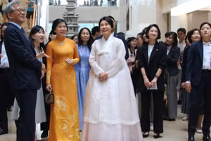 Bà Ngô Phương Ly, Phu nhân Tổng Bí thư Tô Lâm cùng bà Kim Hye Kyung, Phu nhân Tổng thống Hàn Quốc tham quan Bảo tàng Quốc gia Hàn Quốc. (Ảnh: ĐỨC THẮNG/TTXVN)