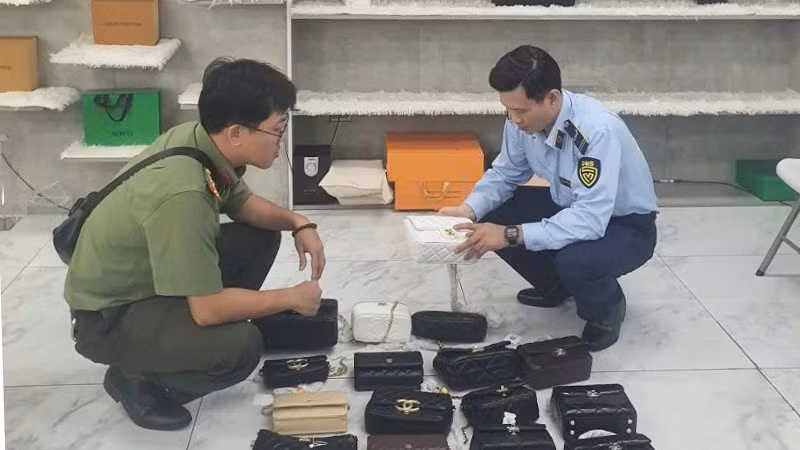 Lực lượng chức năng kiểm tra hộ kinh doanh M. P. (Ảnh: QLTT)
