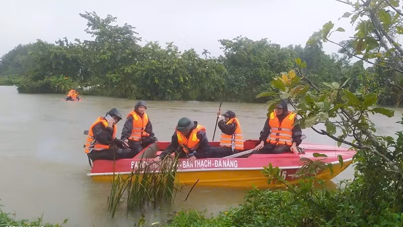 Lực lượng chức năng đang tiếp tục tìm kiếm người dân mất tích. (Ảnh Ban Chỉ huy Phòng thủ Khu vực 4 - Bàn Thạch cung cấp).