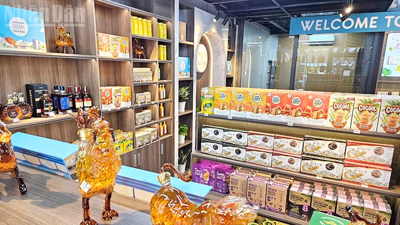 Các sản phẩm OCOP trưng bày, bán bên trong Trung tâm.