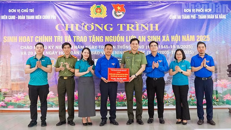 Trao tặng nguồn lực an sinh xã hội 700 triệu đồng.