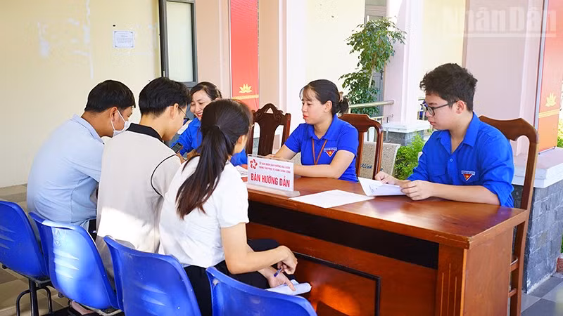 Đoàn viên, thanh niên tham gia hỗ trợ người dân tại các xã, phường.