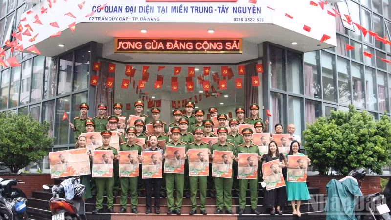 Cán bộ, chiến sĩ công an đến nhận phụ san.