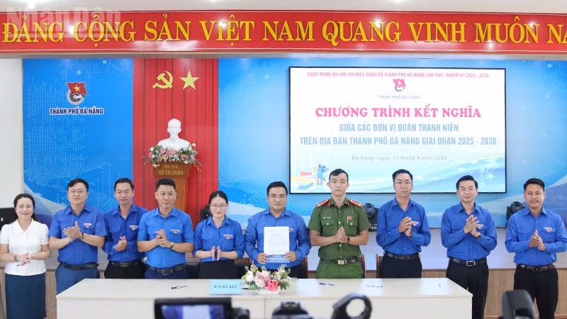 Các đơn vị Đoàn ký kết kết nghĩa.
