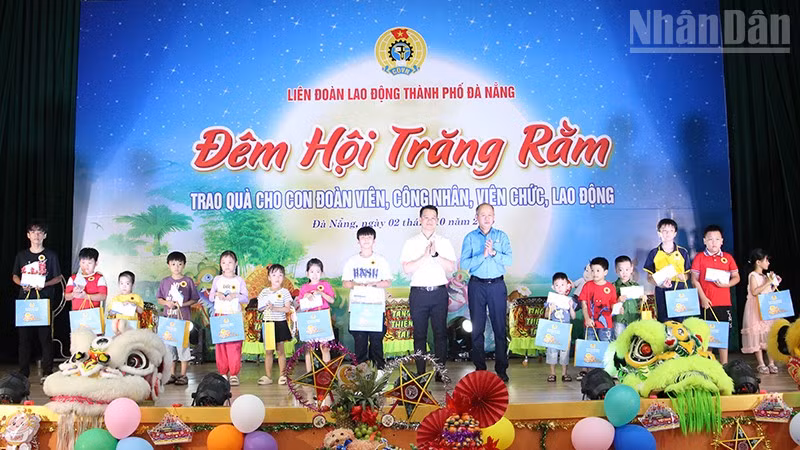 Trao tặng quà cho các em nhỏ.