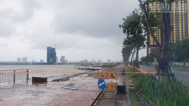 Lực lượng chức năng giăng dây cảnh báo lại khu vực vỉa hè đường Như Nguyệt.